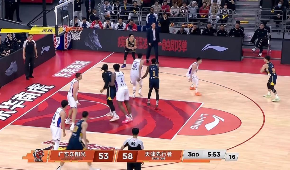 杨溢在外线拿球天津队都没人上前去防他，因为知道给他大空位他也不敢投，杨溢这样类型