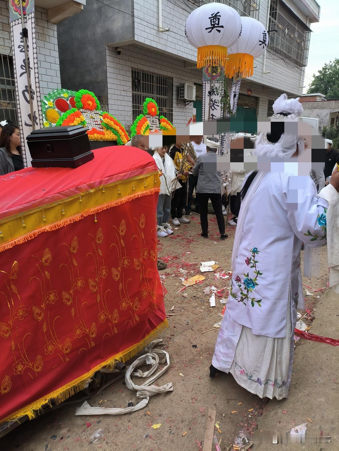 今天上午，我们宗族的一位老人入土为安。近五六年来，老人身患多种疾病，成了医院的常