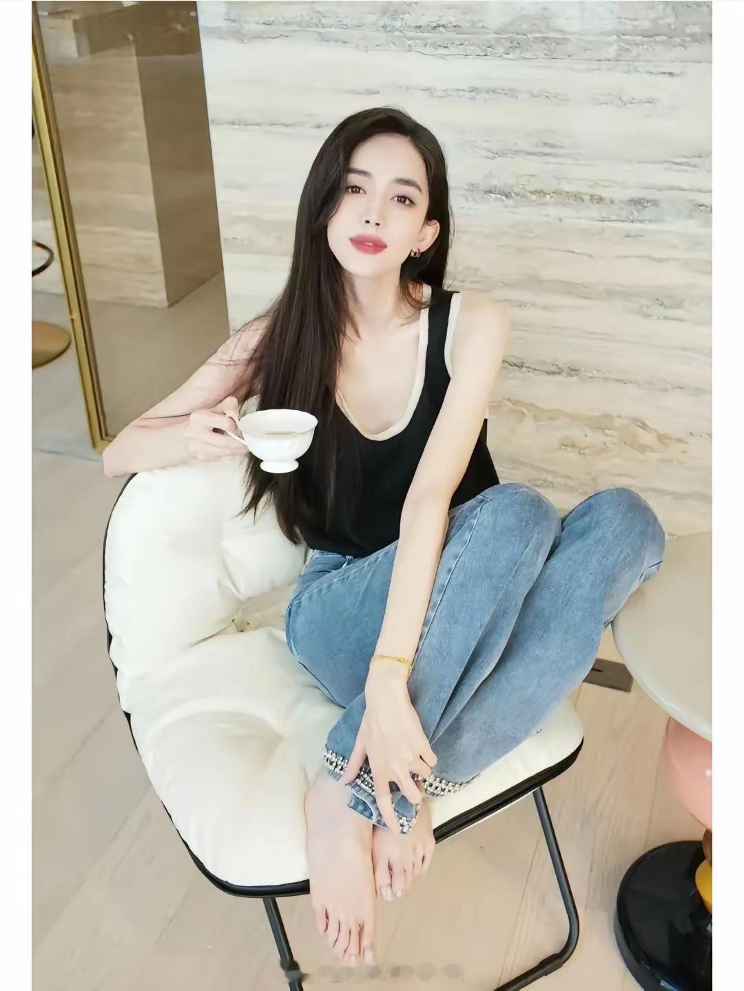 娜扎，脚趾甲该剪了。