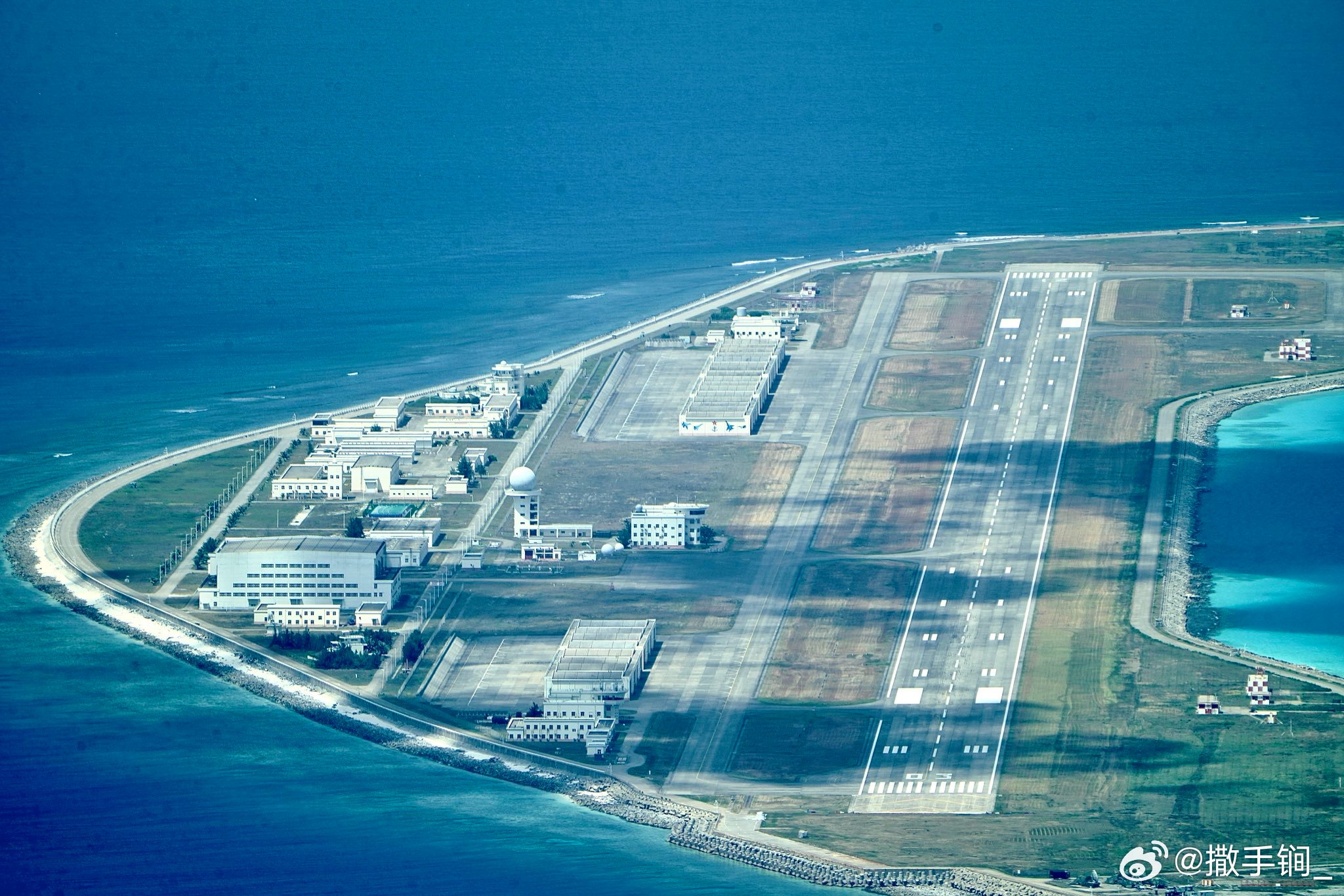 美济礁的建设非常壮观、漂亮，期待几个岛礁机场尽快进驻战斗机南海态势