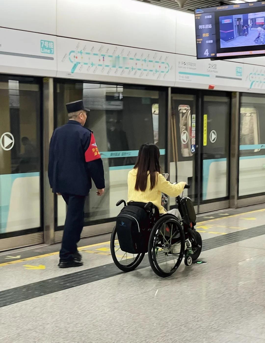 成都地铁上看到的这一幕，我破防了看到坐轮椅的乘客刚到换乘口就有工作人员主动接