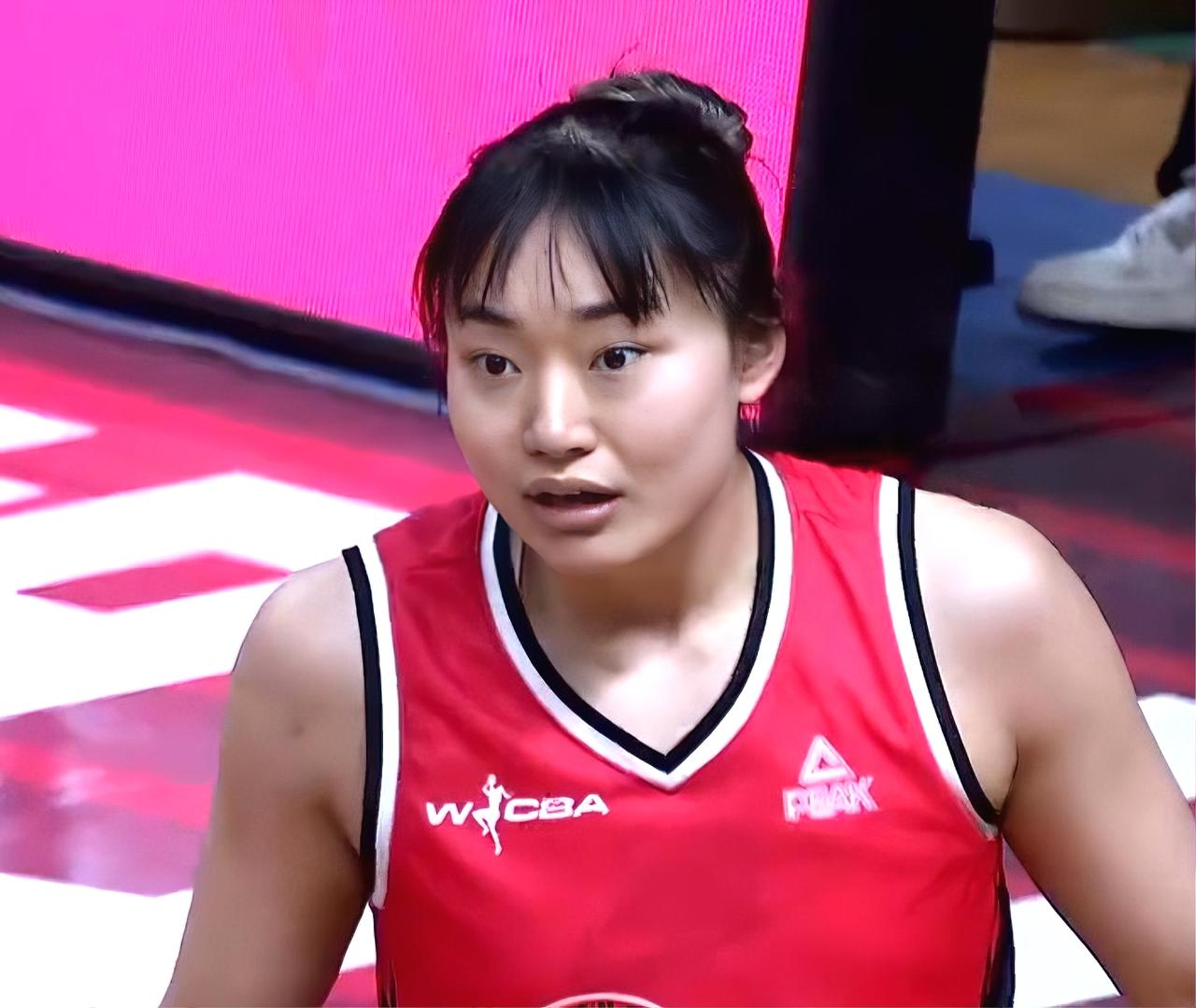 女篮赛起再起冲突！武汉盛帆再发“打不还手”奖。13日下午，武汉盛帆女篮在与湖北