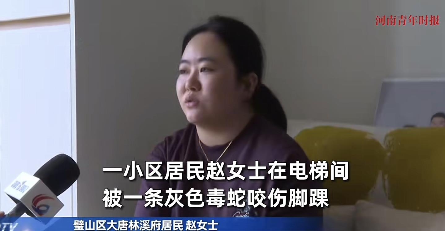 好吓人！重庆，夫妻俩乘坐电梯回家，出电梯时，妻子的脚踝突然传来一阵疼痛，低头一看