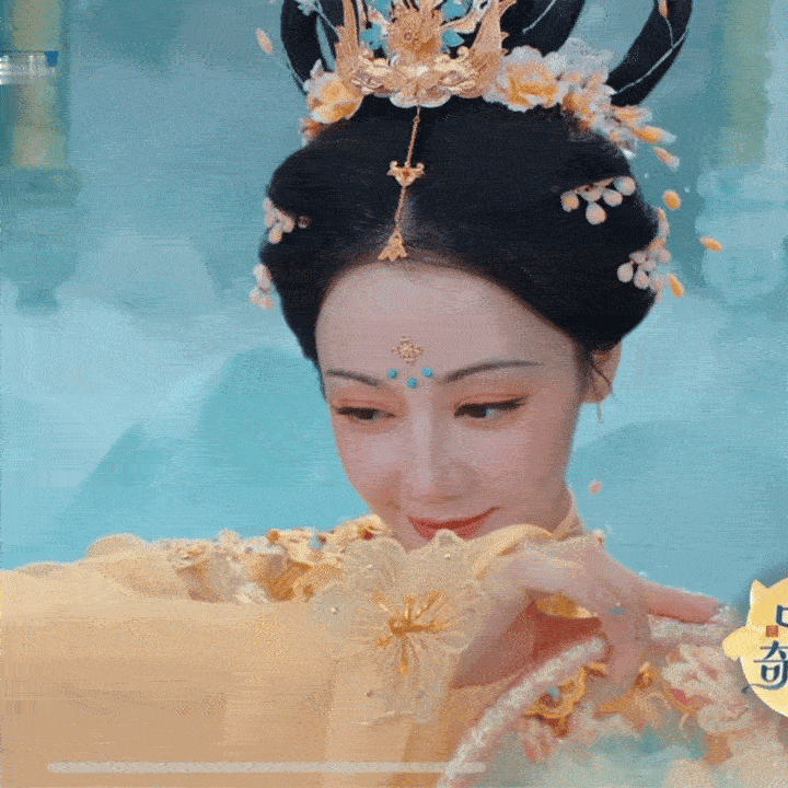 娜扎长得五官细致柔和一些热姐鼻子双眼皮这些都很大​​​