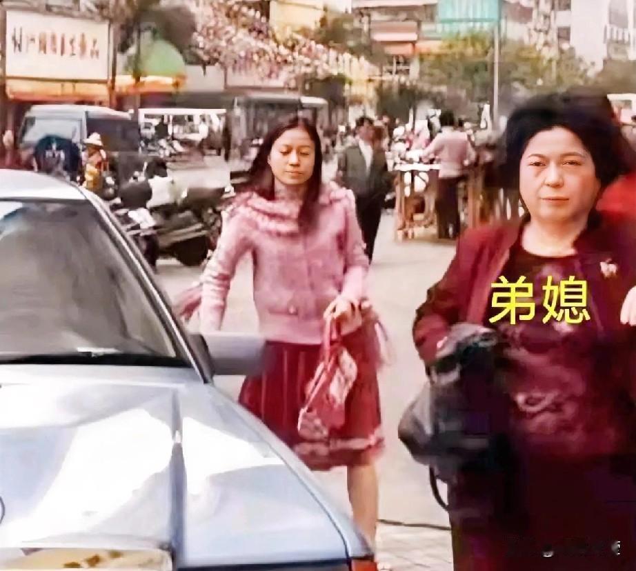 当年28岁的翁帆义无反顾，对杨先生是真心。她不嫌弃杨老岁数大，她欣赏他的才学，她