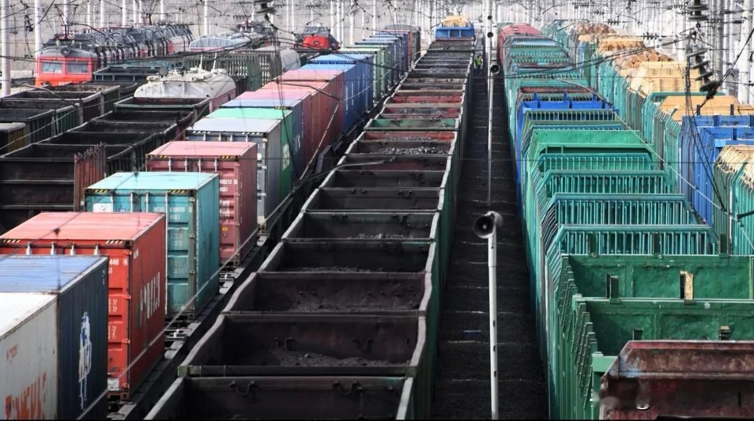 俄图瓦拿稀土换中国修铁路，算盘打得贼精。俄罗斯图瓦共和国近期放话，愿开放本地稀土