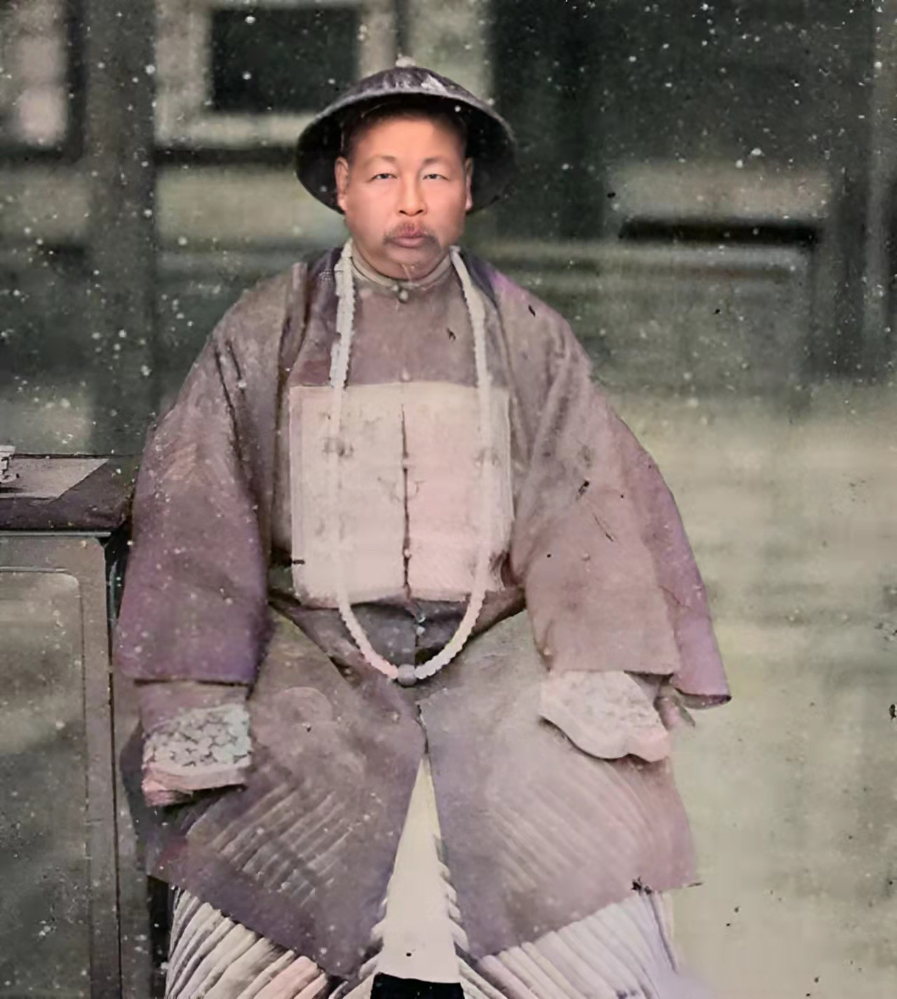 1876年，沙俄军官举着新式步枪在左宗棠面前炫耀时，老将军没问射程多远，反而摸着