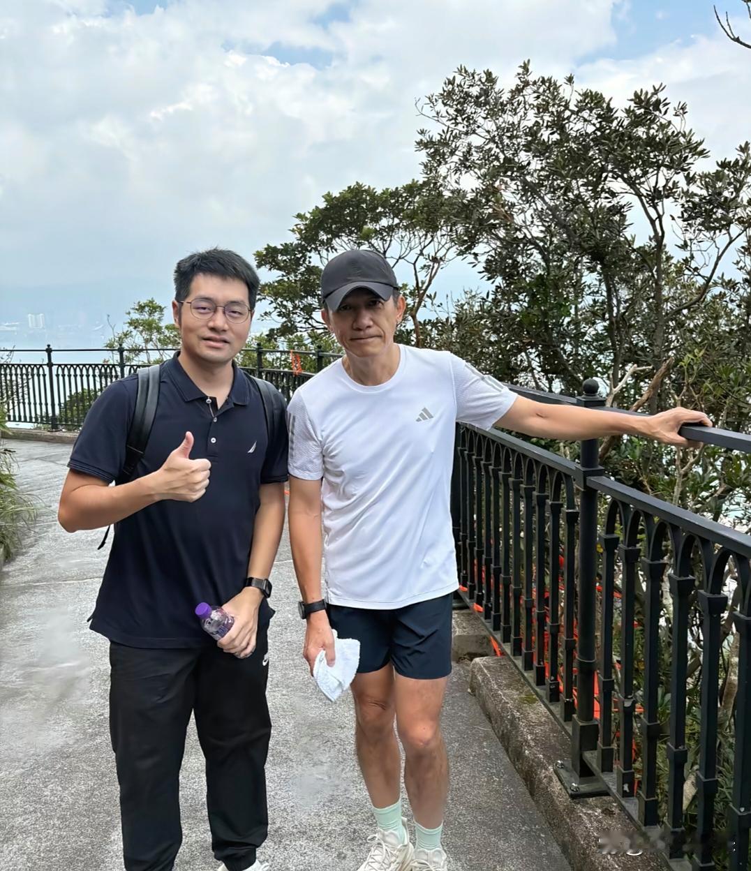 63岁梁朝伟在香港跑步时被网友偶遇，身形清瘦，即便皮肉已有些松弛，却毫无油腻感，