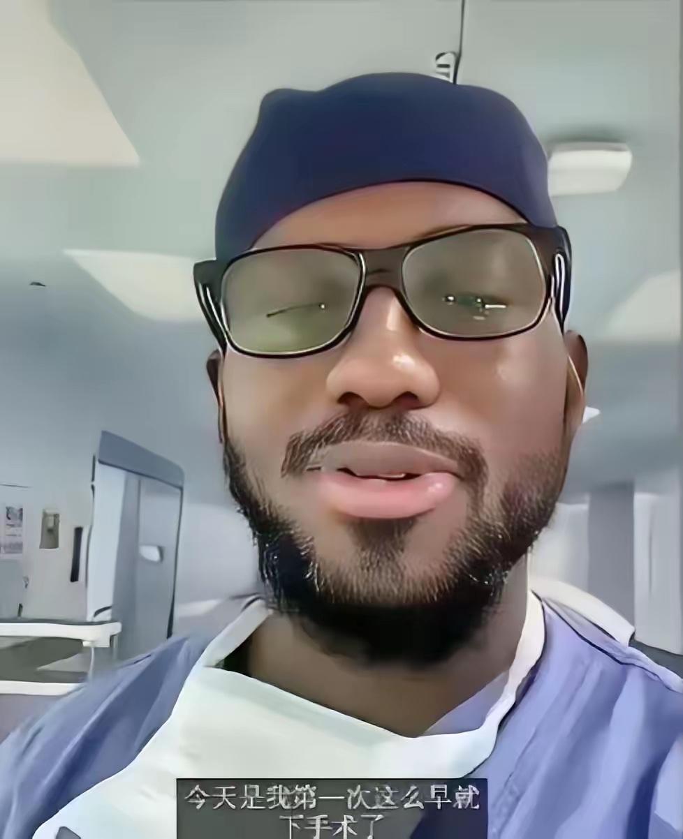 五味杂陈！上海交大医院里，非洲留学生穿白大褂实习的画面，看哭不少本土医学生。他们