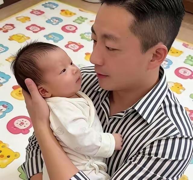 汪小菲在直播中毫不掩饰自己对新儿子的喜爱，连打嗝都能让他开怀大笑。他说孩子放出了