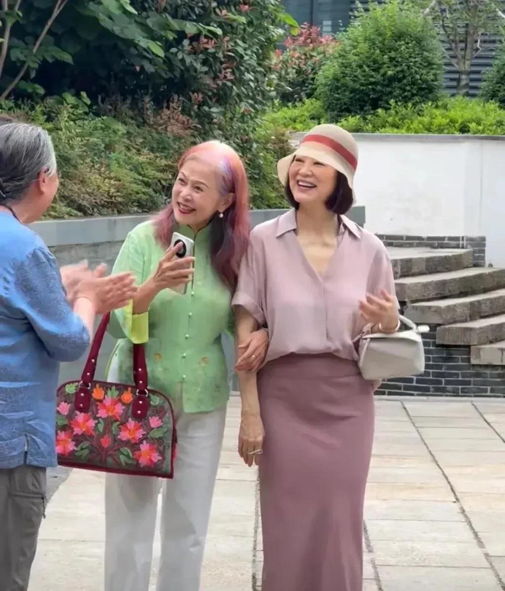 美人迟暮也是暮！林青霞这个大美人也是实实在在地老了。还好还好，她没像庆奶那样