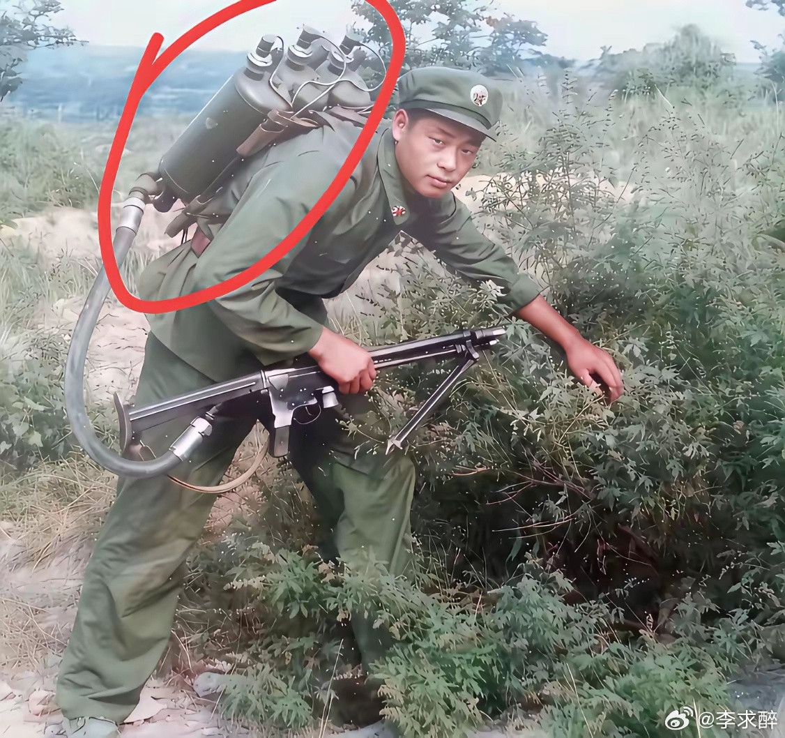 有没有当过兵的前辈帮忙看看，这位战士身上背着的这套装备到底是什么？怎么还跟机枪连