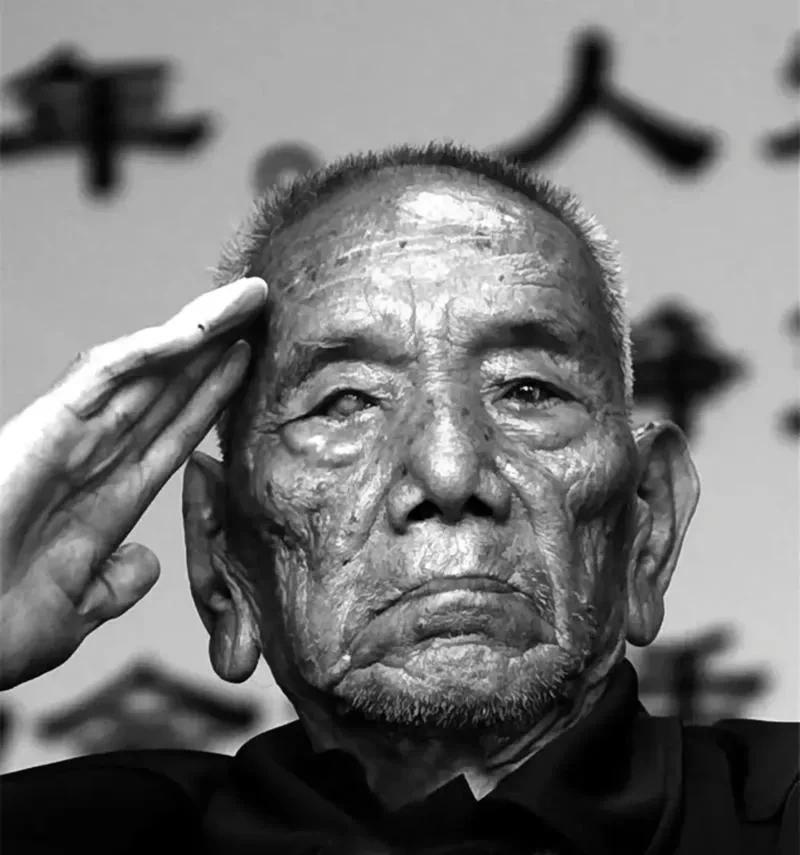 村里有个从长津湖战场上活下来的老人，这么多年来，他一直就是在村里务农，没有提任何