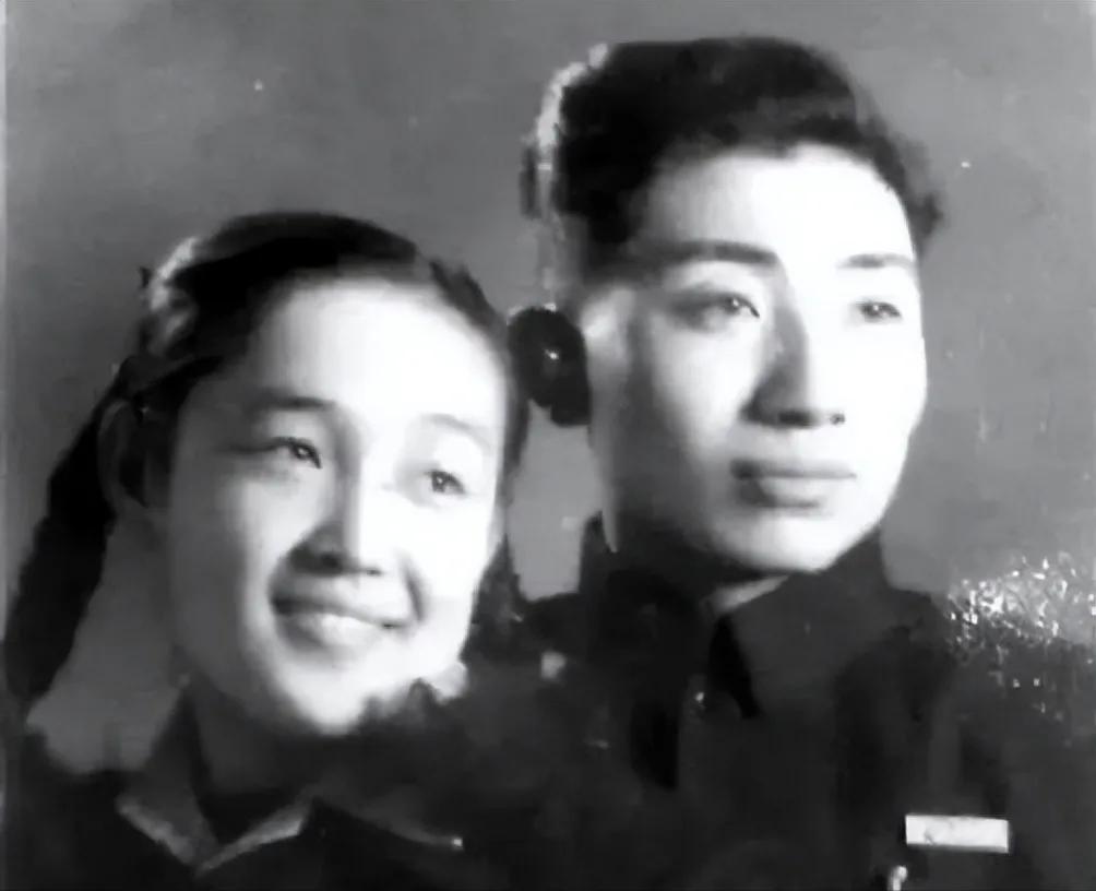 1950年9月，工程兵战士姜士民即将奔赴朝鲜战场。出发前几天，女友拦着他大哭：“