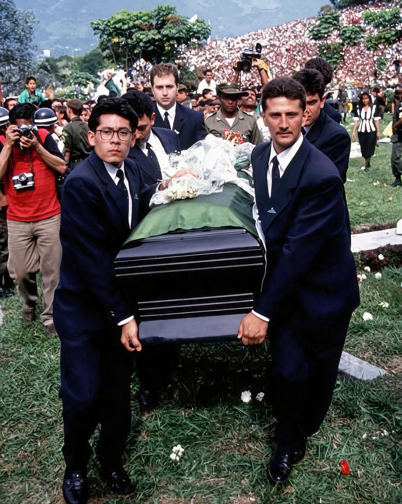这是1994年世界杯小组赛后哥伦比亚球员埃斯科巴被黑帮枪杀而为其举办的隆重葬礼。
