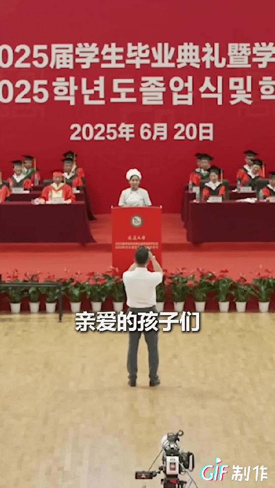“这位食堂阿姨火了！”她之所以能火，不是因为她炒菜好吃，而是因为她在学生毕业典礼