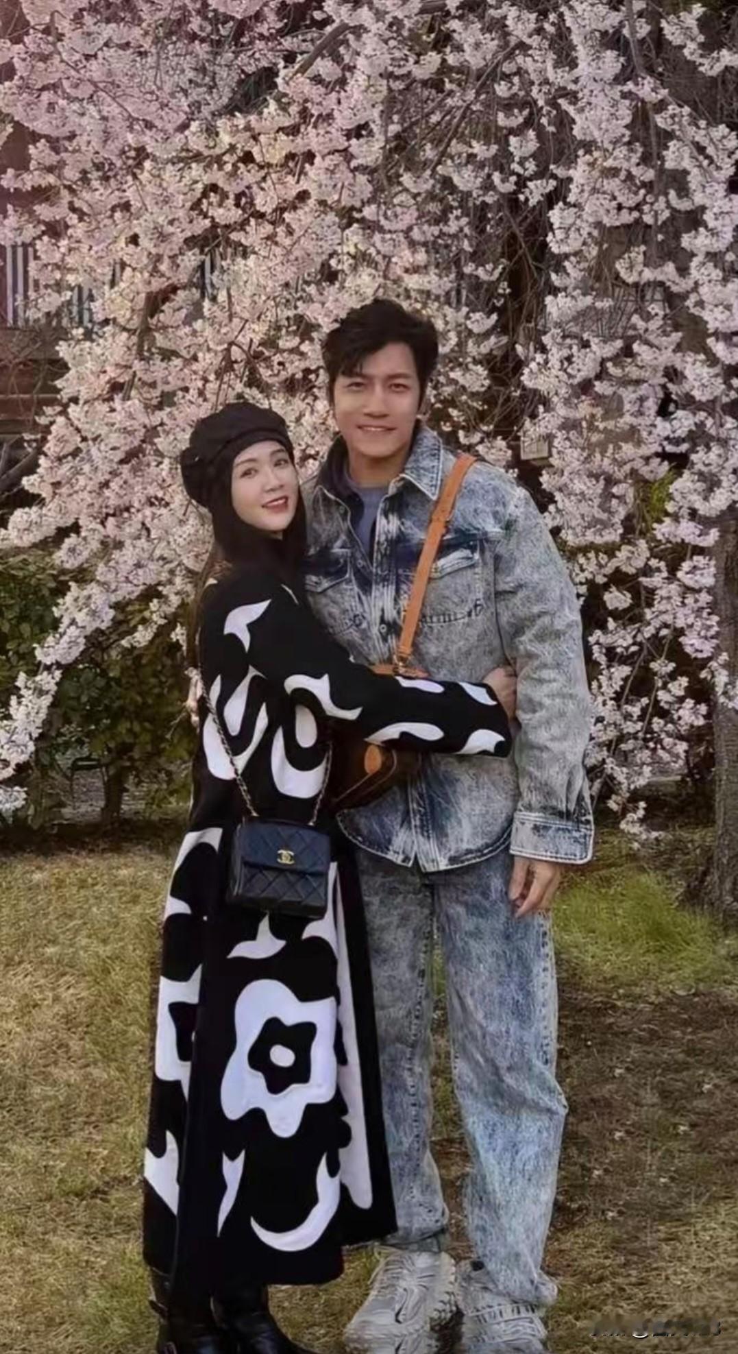 47岁陈乔恩和老公艾伦在日本赏樱花，夫妻俩打扮时尚！谁能想到当初不被看好的陈乔