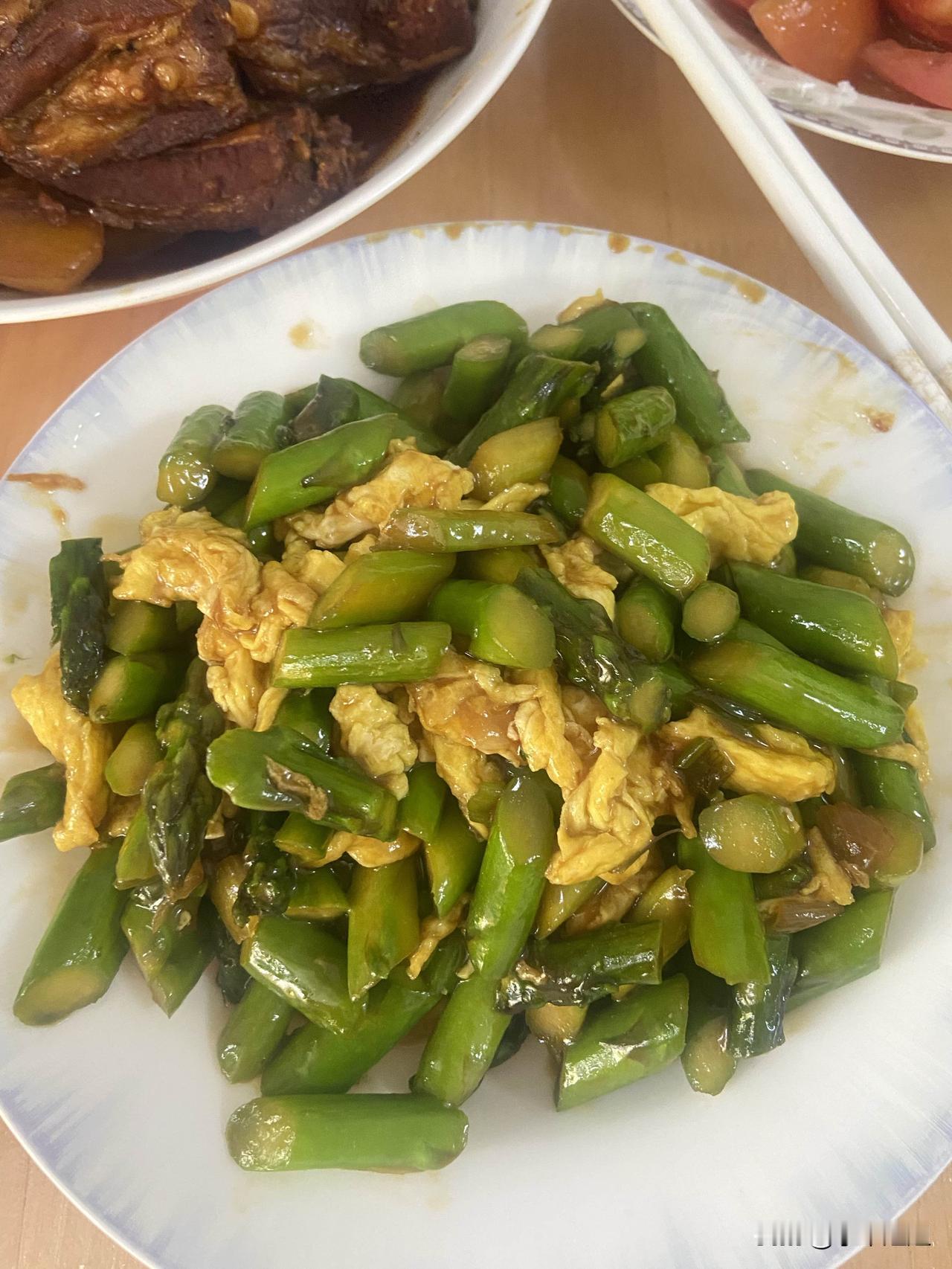 昨天晚餐，我家准备了三个菜。芦笋炒鸡蛋，白糖拌西红柿，还有炖排骨。闺女回到家
