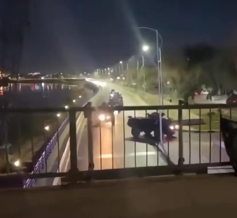 兄弟们，还得是美国仗义！​沙特的美国大使馆被炸了之后，美国第一时间想的不是如何