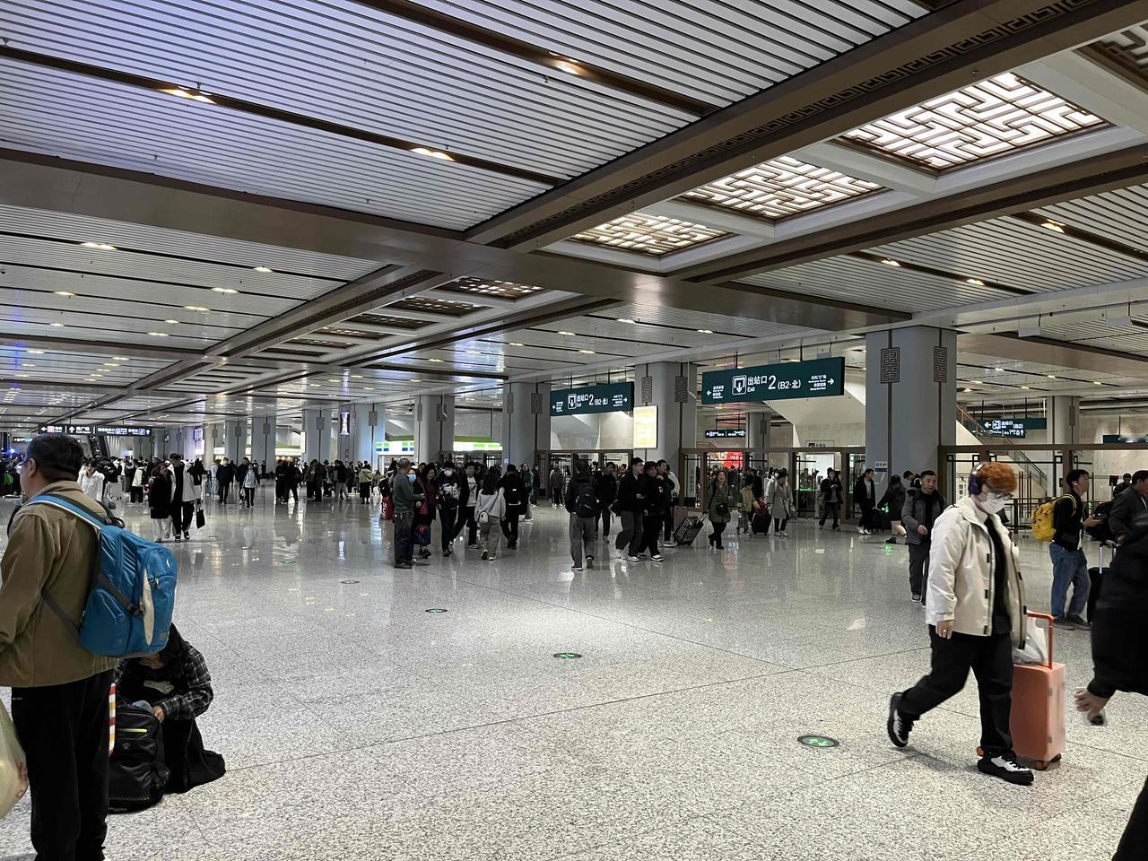 西安火车站的楼梯踏步板都掉了！今早到西安火车站后，电梯人太多，转道步梯。