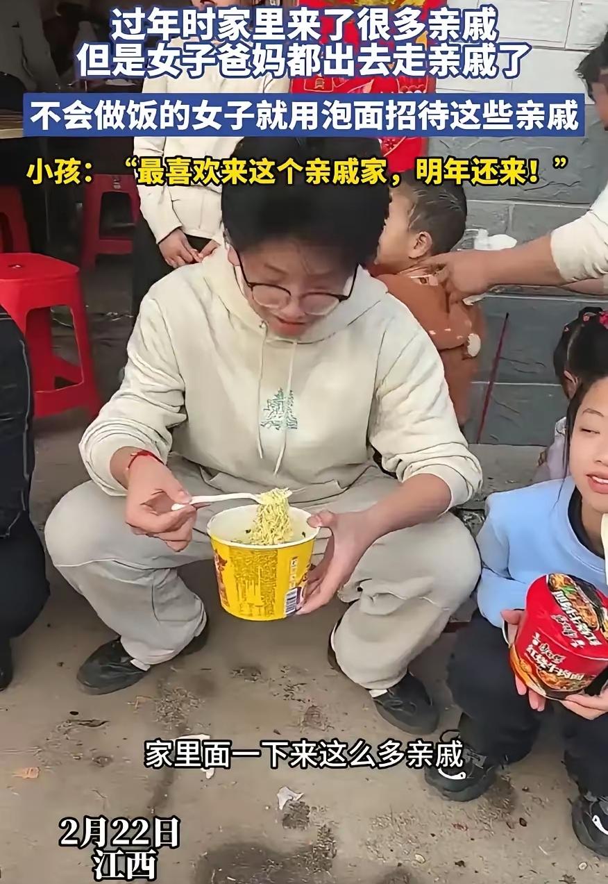 太意外了！江西南昌，女子独自在家，突然来了十几位亲戚，她不会做饭，干脆每人泡了一