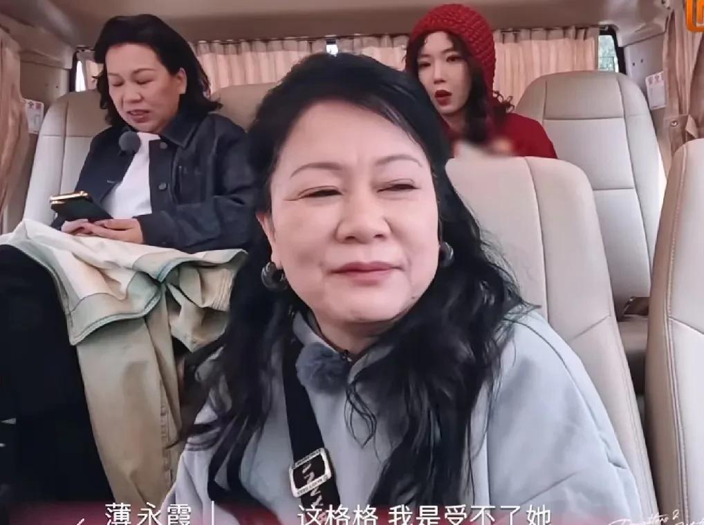 李嘉格因为换衣服时间花的久，让黄圣依等人多等了她一会儿，李嘉格妈妈立刻骂骂咧咧的