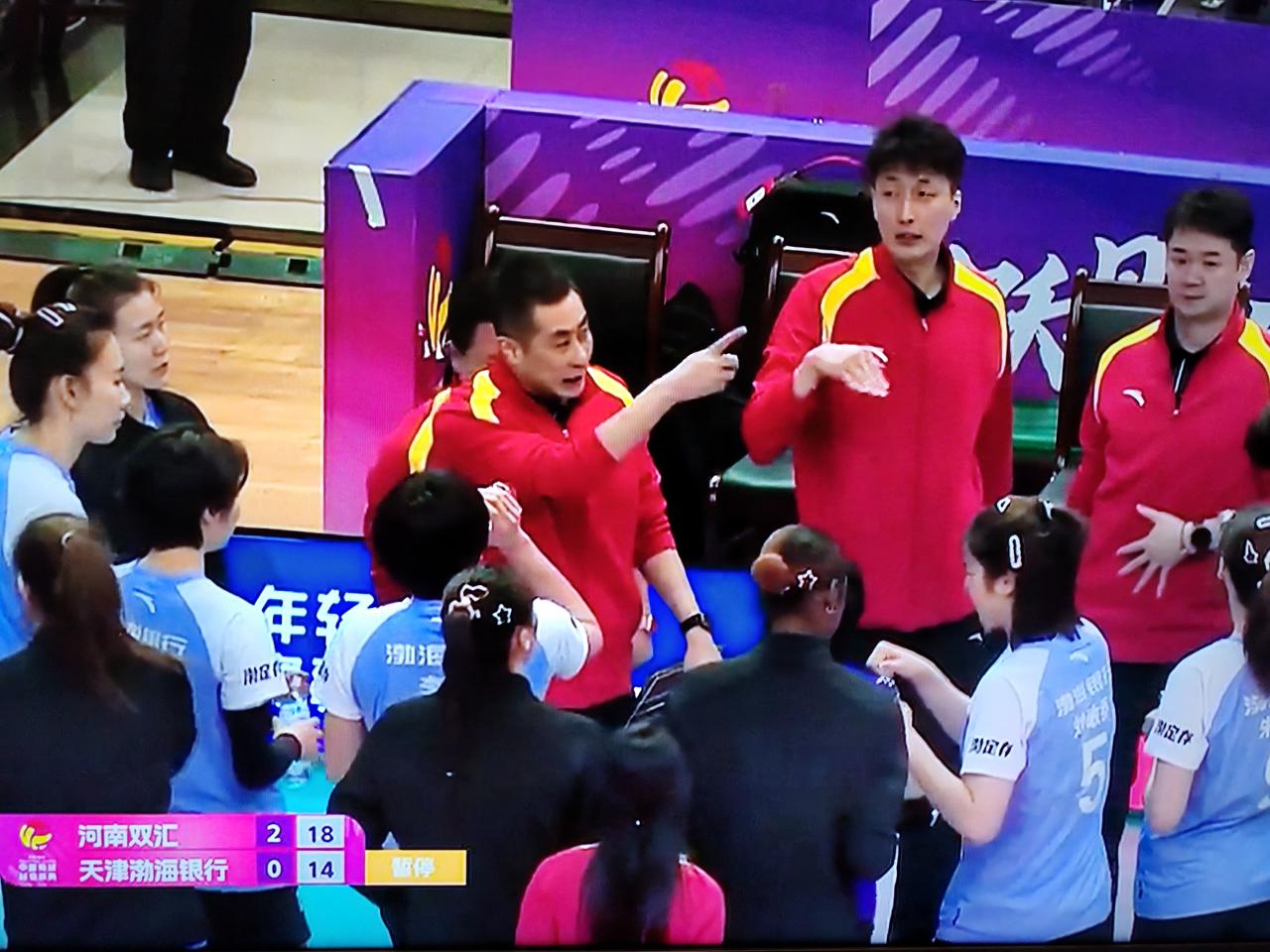 女排排超联赛第二十轮比赛，天津女排对阵河南女排，前两局天津女排19：25，23：