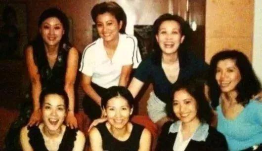 王菲三种状态，开怀大笑的她，拿着奖杯的她，戴着眼镜学生模样的她。不管什么状态的她