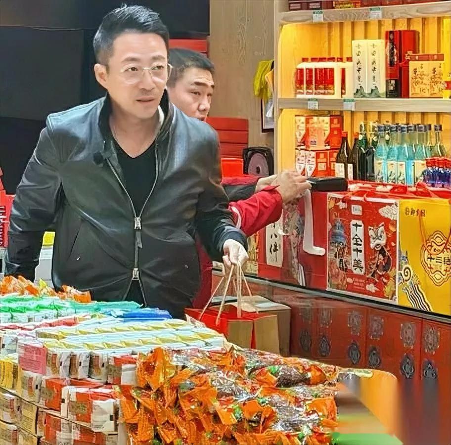 汪小菲拎箱就走?馆长懵了定睛一看原来藏着小心机!进店直接提两箱东西出门,把馆