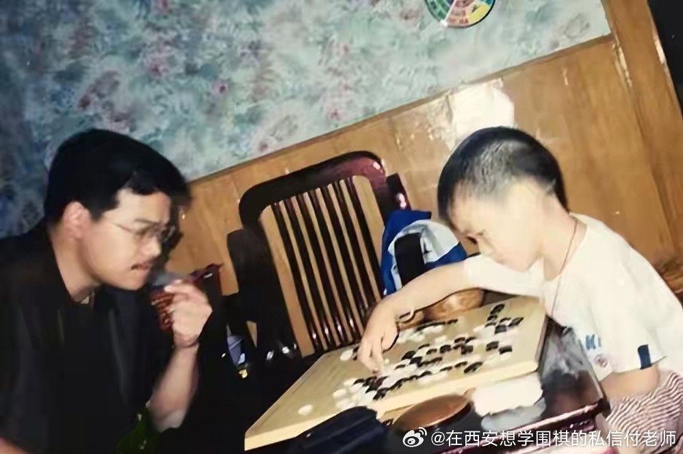 来来来，带大家看看柯洁小时候对弈的画面。厉害的人不是后来才厉害的，是在小的时候就很厉害；幼年柯洁，和