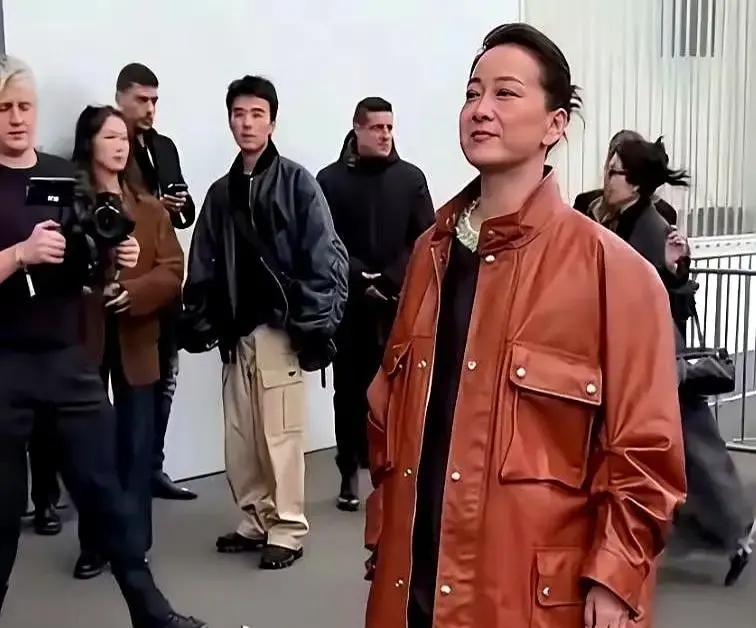 贾玲，这次要栽在传销窝里了。新片《转念花开》，官宣了。她自己演那个被骗进去的