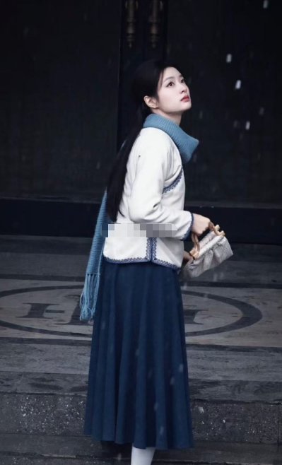 她真的懂得如何在镜头前发光无论是动态的奔跑还是静态的凝视都美得让人移不开眼睛