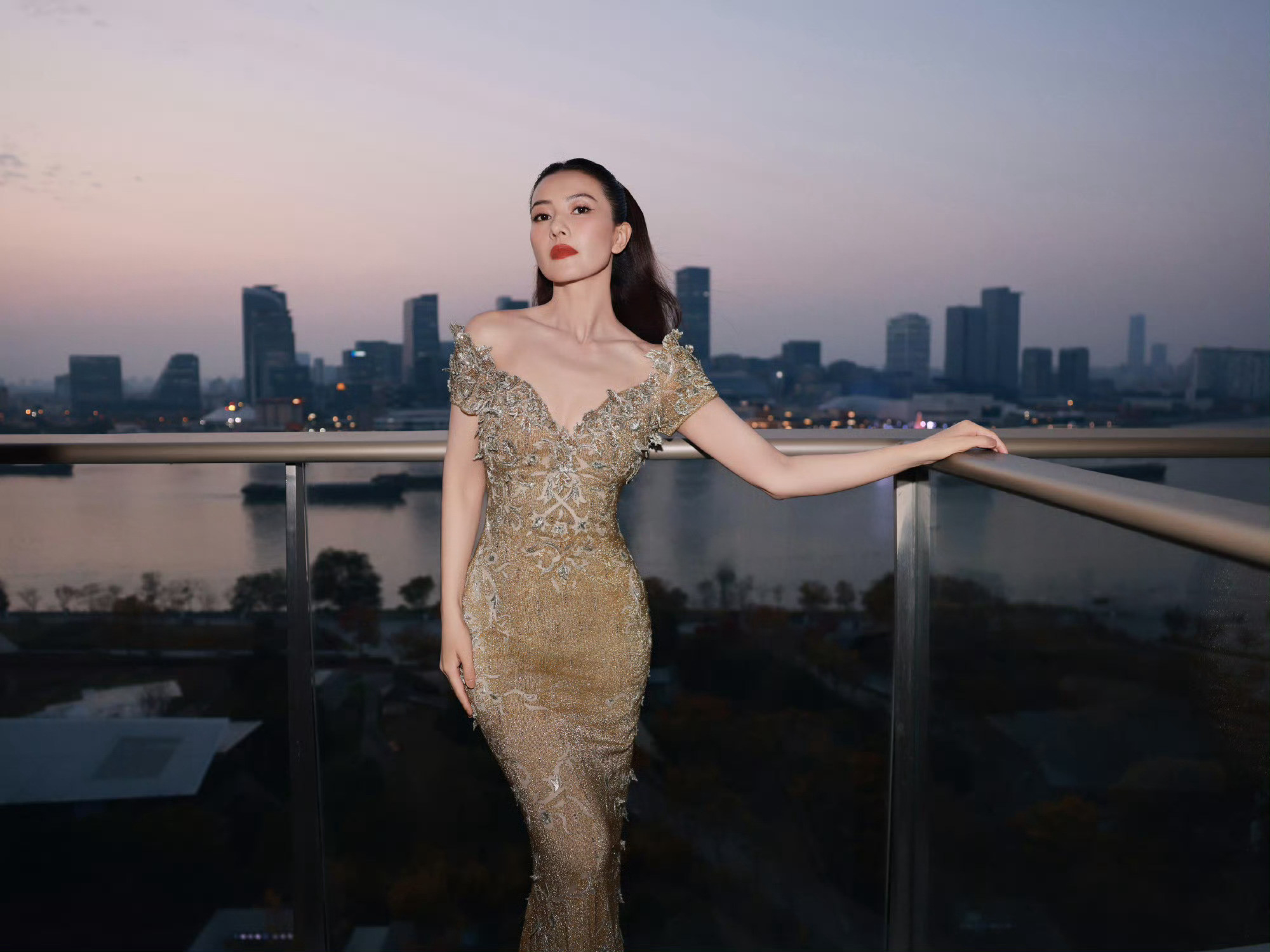 裁月光为谱，寄时光成诗高圆圆