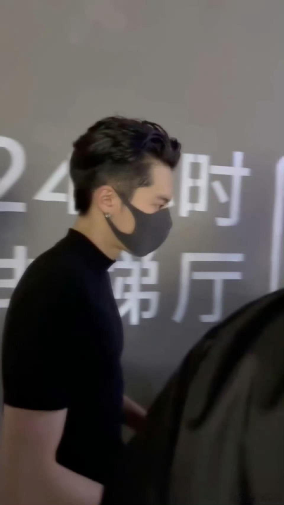 我趣！王鹤棣剪了鬓角！还穿紧身allblack！老公级别！