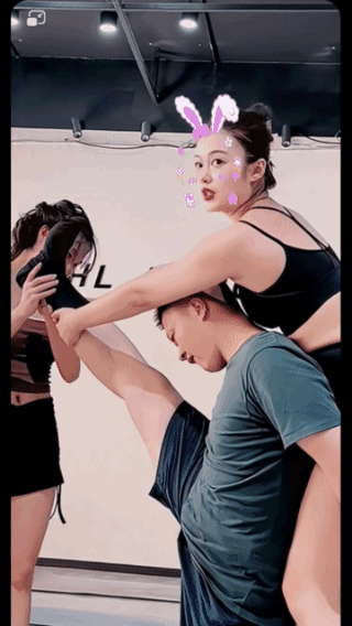 辅助训练，辅助过头了吧！难道他是交的钱多？难道他是VIP中的顶级VIP？