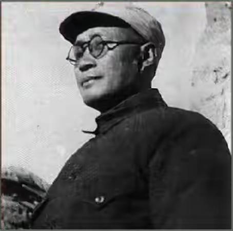 1958年，独眼元帅刘伯承在怀仁堂抱病做检讨，台下千名将领爆发出半分钟掌声，只有