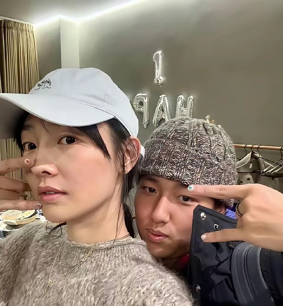 白百何罕见晒娃！与大儿子做同款美甲，五官复刻陈羽凡