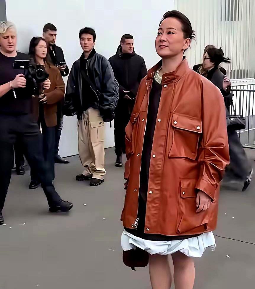 105公斤减至55公斤，贾玲仿佛从公众视野中悄然隐去。并非息影退圈，而是另