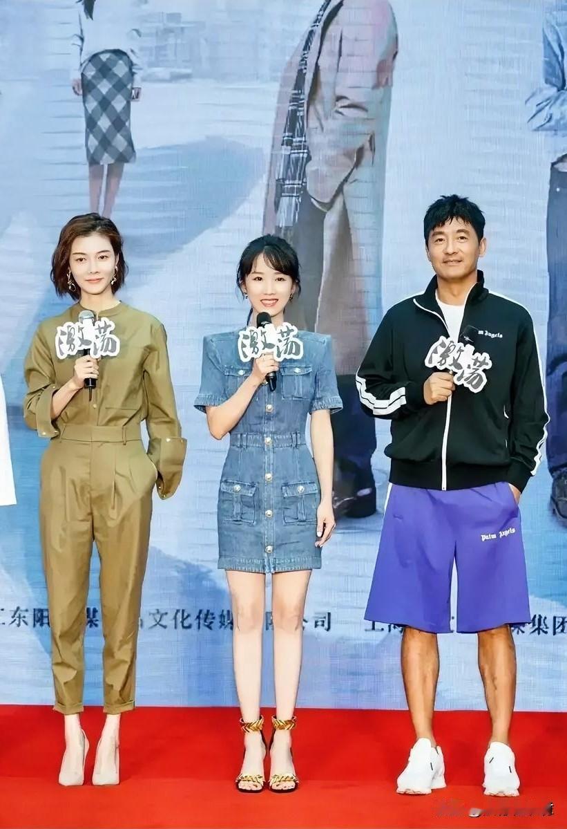 你发现没？李念个子虽小，但气质却不比车晓差，所以说个子小的女生不要太自卑。说