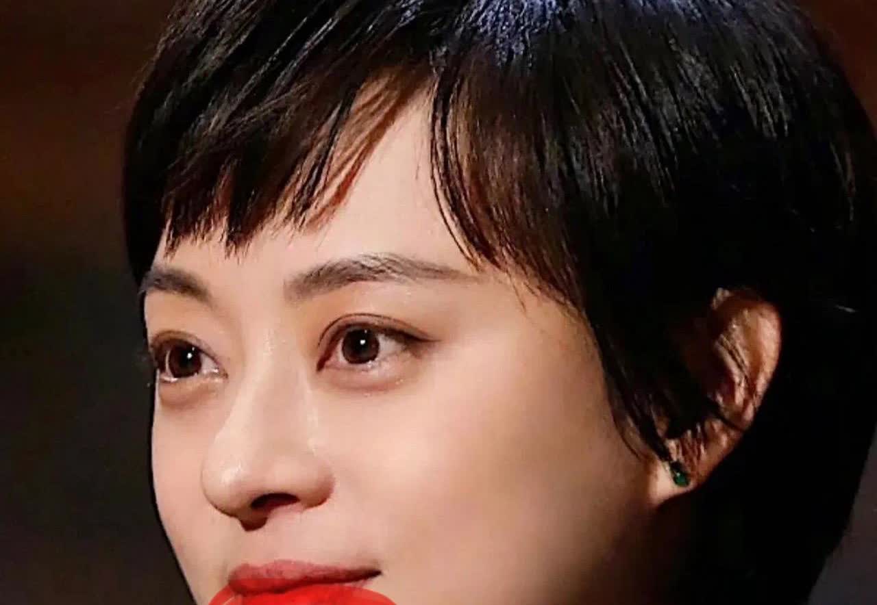 孙俪真是个狠人啊万万没想到，她竟然如此狠心，抛弃了跟随她二十多年的美人痣