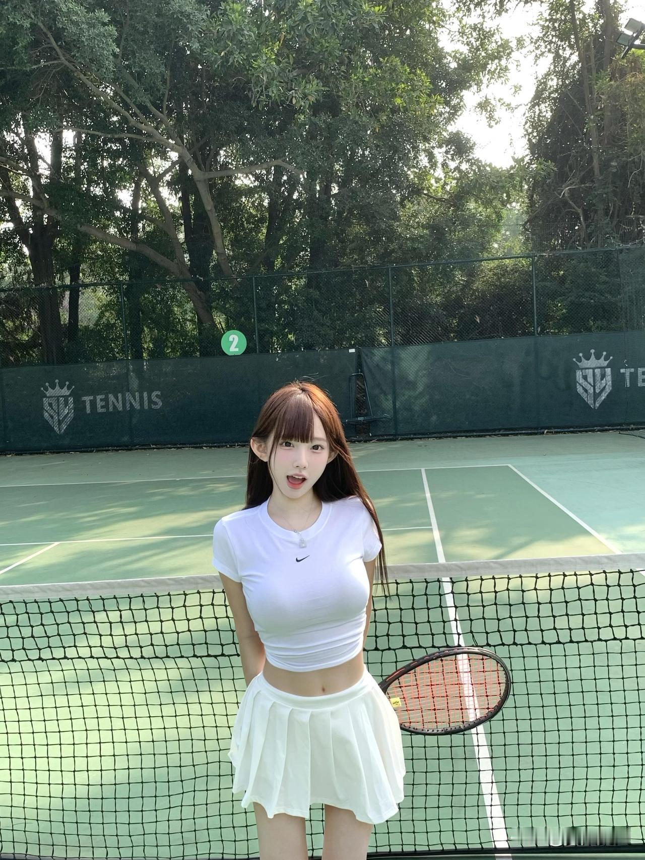 阳光下的网球少女，青春活力满满！🎾🌞