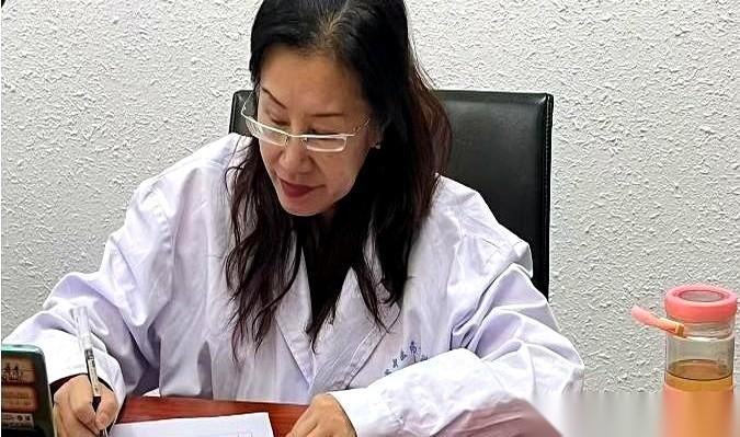 一个38岁的高管，事业上呼风唤雨，私底下却靠“小蓝片”续命，续了整整两年。真事