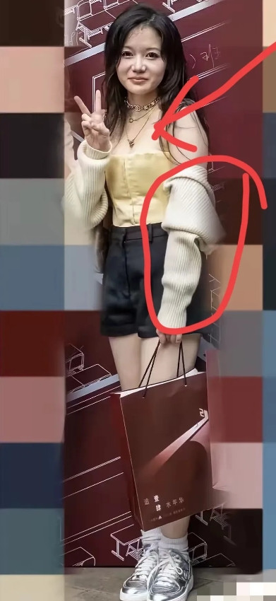 终于知道为什么护士“白一眼”董医生了？一身露肩装，加上超短裤，毛衣开衫扒一半