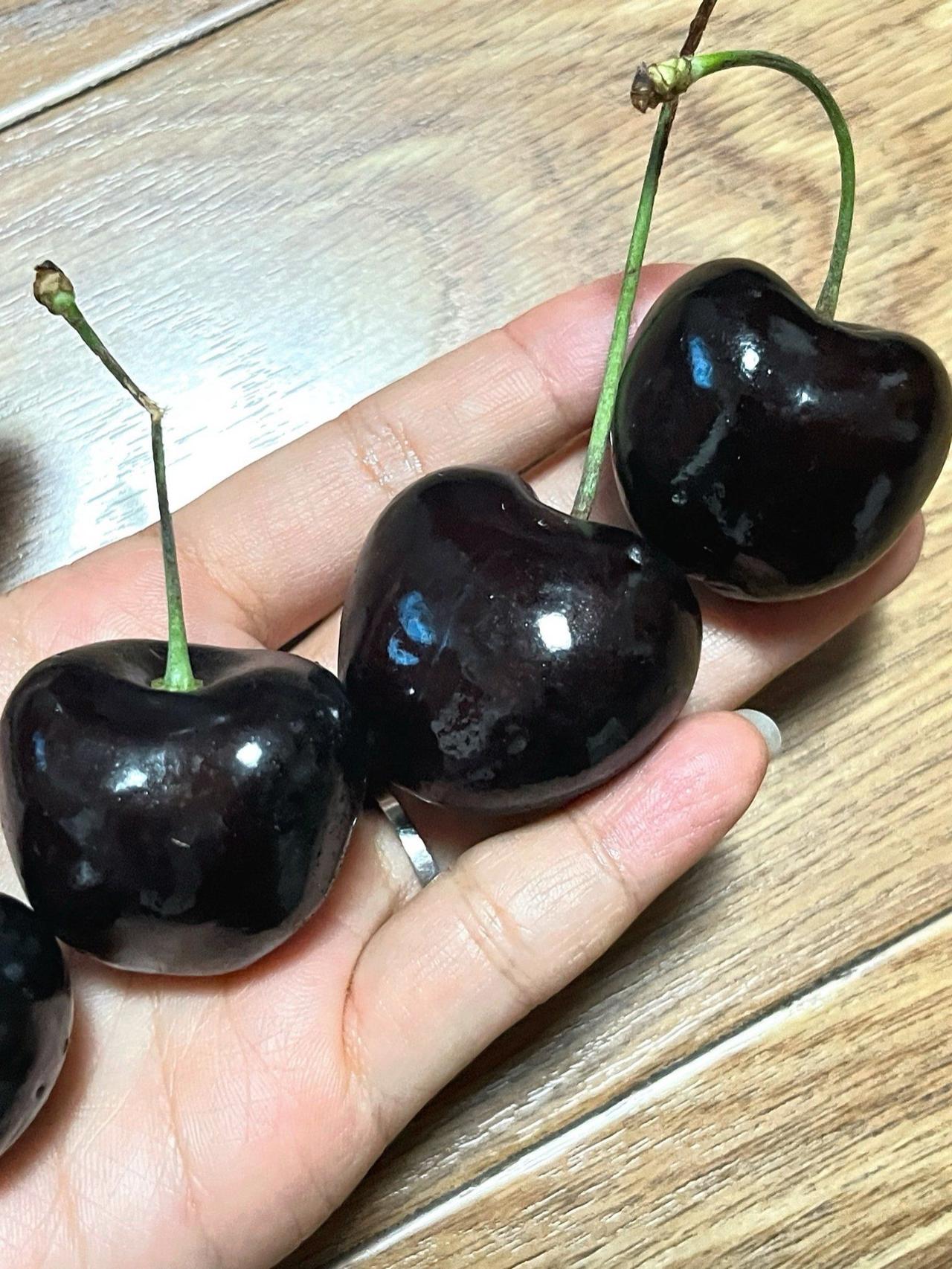 最近的车厘子，确实降价了。我每年买一箱试试看，确实非常好吃，口感跟国内的不一样