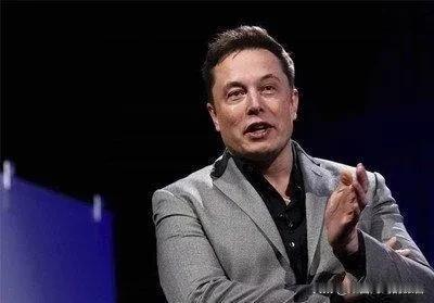 凌晨两点，硅谷大佬们的手机全响了。去年冬天，DeepSeek把模型参数往网上