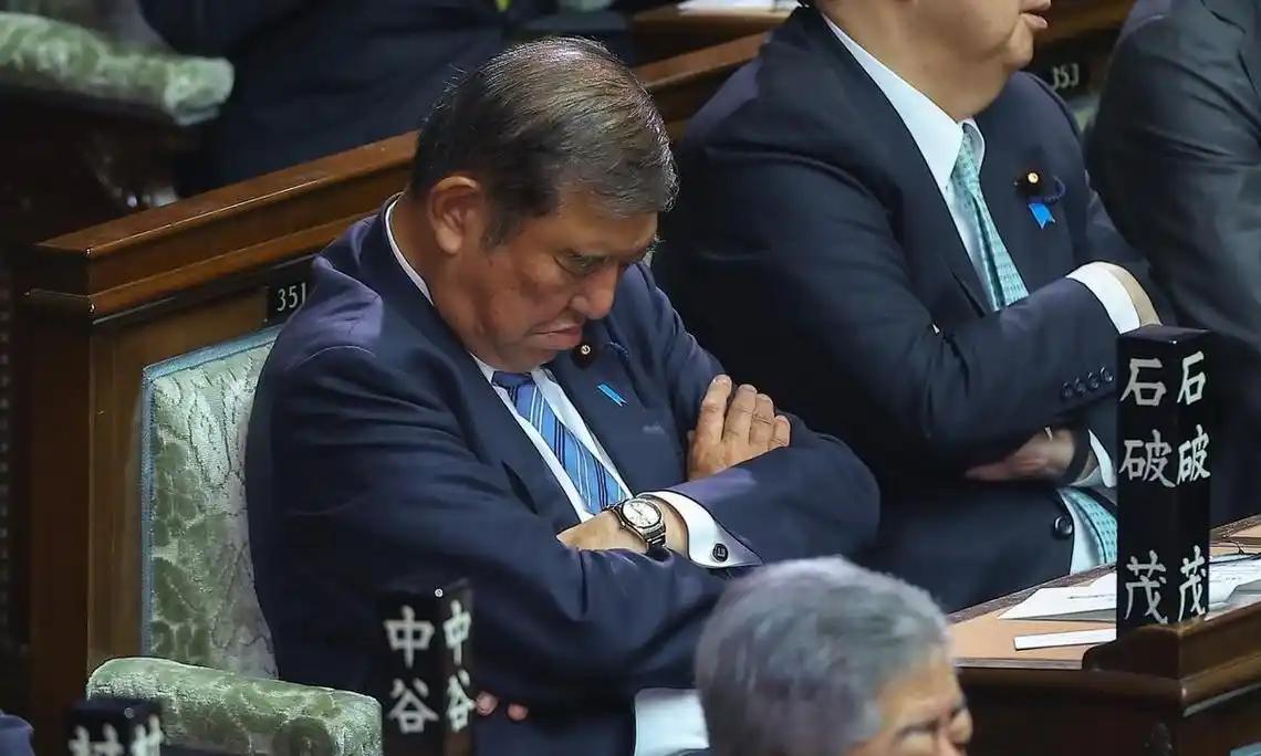 石破茂本来就不想当首相，硬被推上去，上台以后就开始躺平，如今摆烂终于有结果了！日