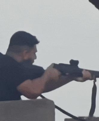 澳大利亚邦迪海滩血案，说明普通民众合法拥有枪支的危害性很大。如果用在防身上，还无