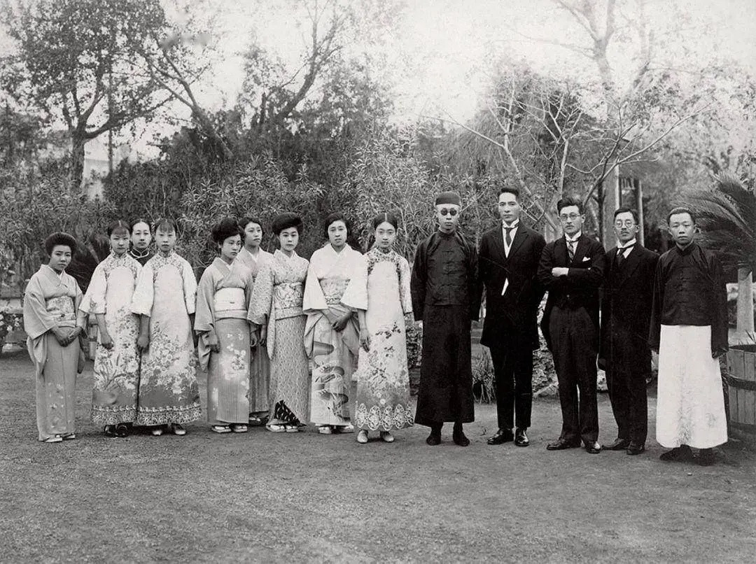 1925年，溥仪夫妇和日本驻华公使以及他们的家眷在日本使馆合影。历史知识​​