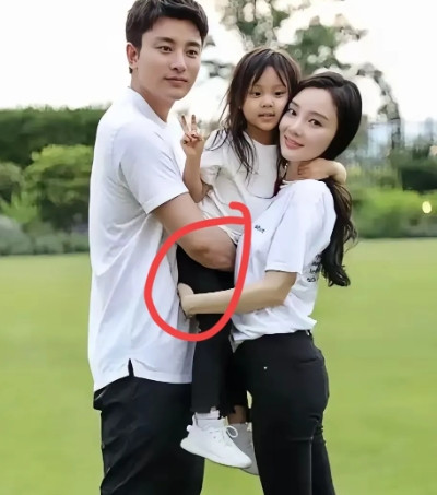 这个五一，贾乃亮和李小璐一起陪女儿甜馨出去玩了。贾乃亮说我和李小璐虽然离