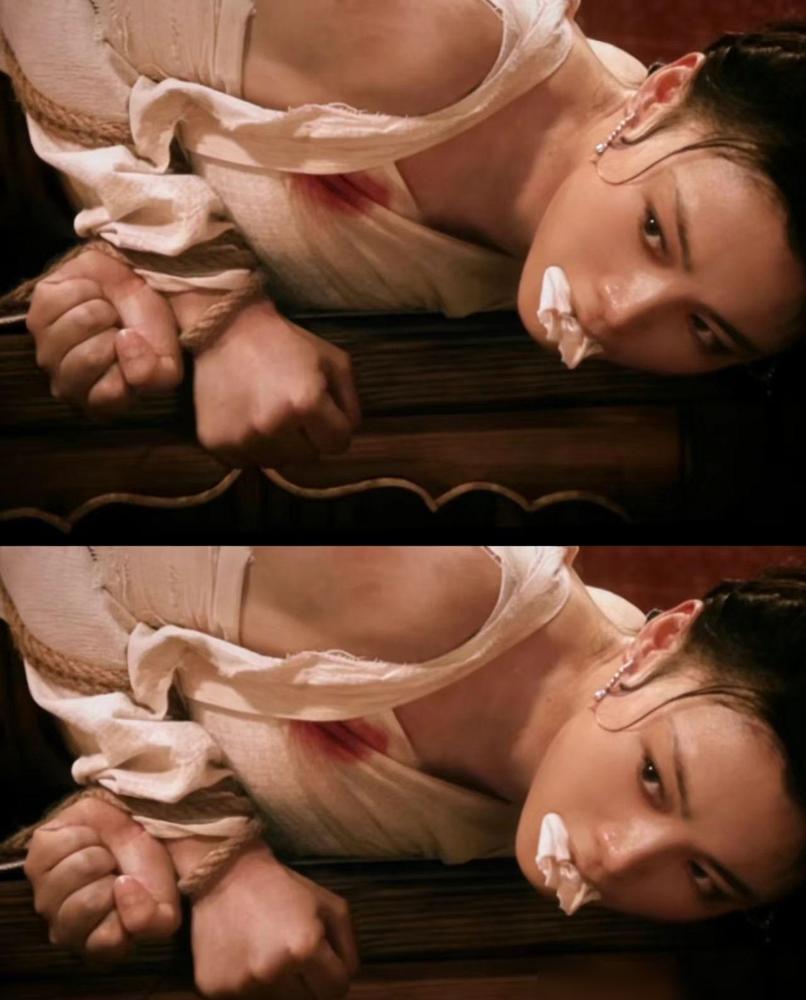 她咬着布团哭到全身发抖，手腕磨出血泡也不肯碰那个逃生活扣。陈丽君在电影镖人里这一